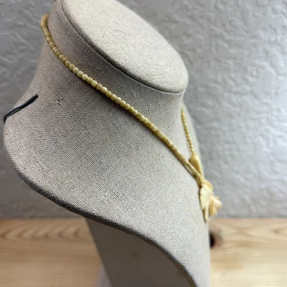 Elegant Cream Necklace with Floral Pendant ivory vintage - Picture 4 of 5